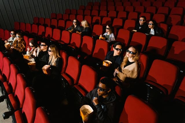 Ragazzi al cinema con occhiali 3D