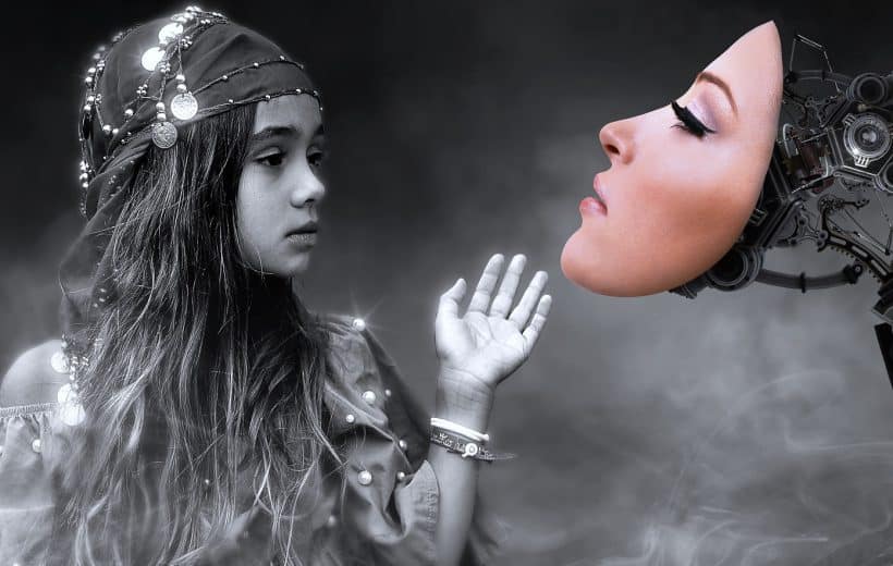 Ragazza guarda una donna robot.