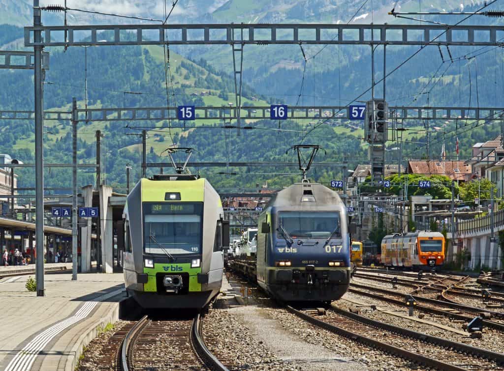 Treni alla stazione di Spiez, Svizzera.