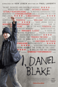Dettagliata immagine di Daniel Blake con testo sul muro, promozione di uno spettacolo teatrale, performance emozionali e di impatto. Evento di teatro con messaggi di lotta, speranza e realtà sociale.
