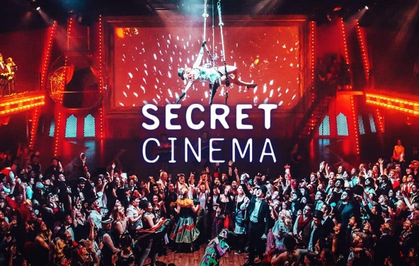 Vita notturna, evento di circo, performance aerea, show di intrattenimento, atmosfere cinematiche, pubblico entusiasta, location elegante, atmosfera festosa, spettacoli di acrobazia, intrattenimento dal vivo.