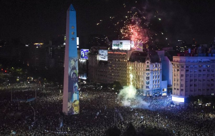 Video mapping sul Palacio Municipal di Buenos Aires per celebrare la vittoria dell'Argentina nella Coppa del Mondo 2022