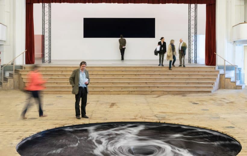 benefici degli eventi immersivi: Descension di Anish Kapoor