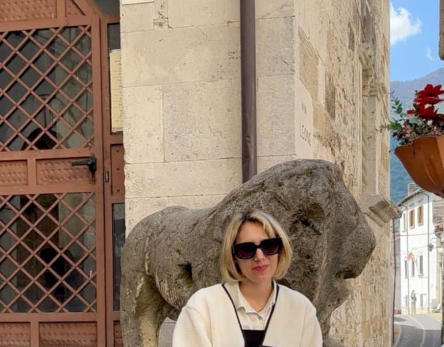 Jule, conduttrice del videopodcast Handy Art